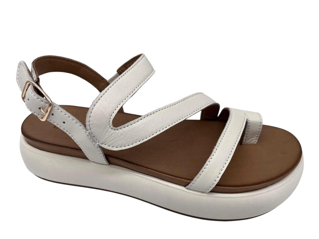 Sandale zwischen Zeh