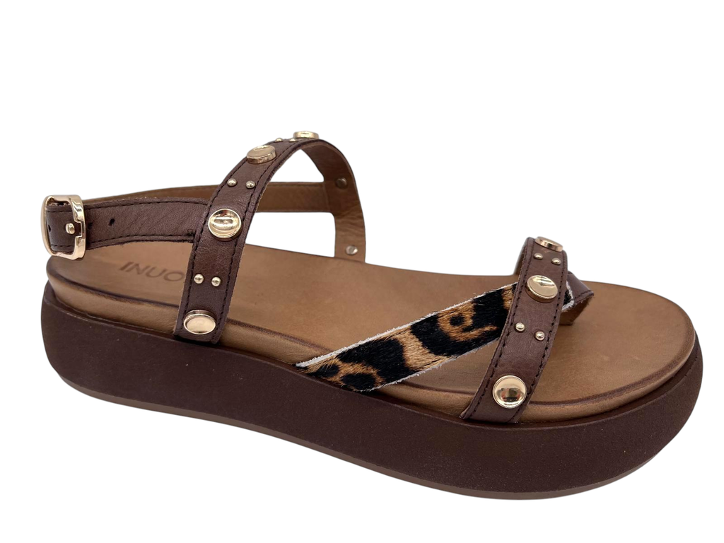 Sandale zwischen Zeh